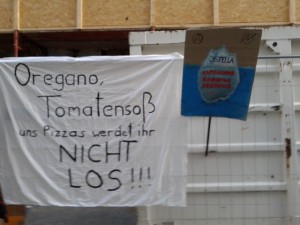 Banner in front of Mühlfeldgasse 12
